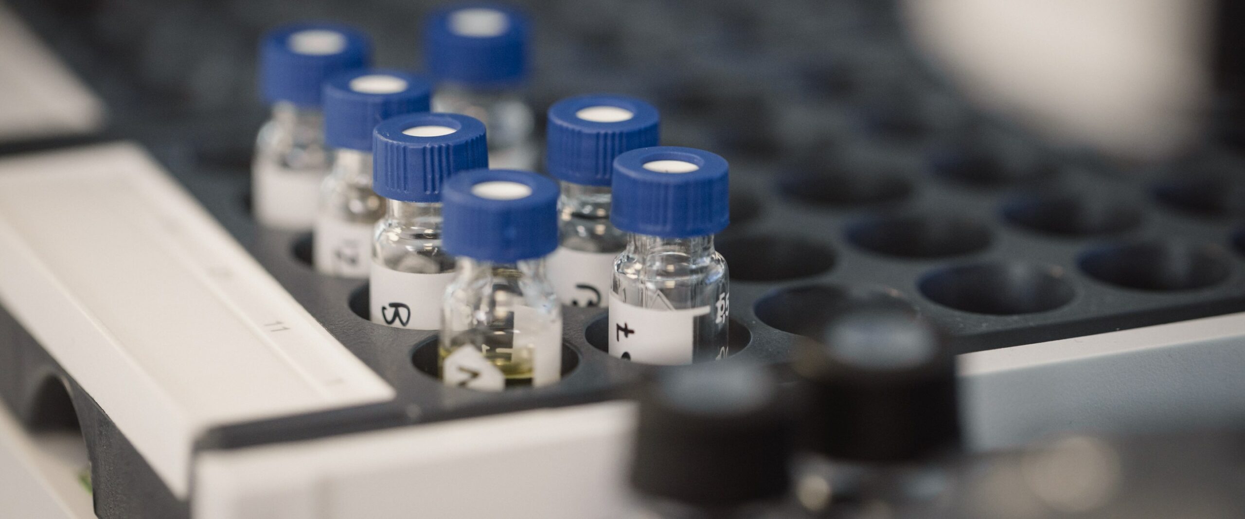 Flacons d'échantillons de compositions parfumées au laboratoire PERFUM