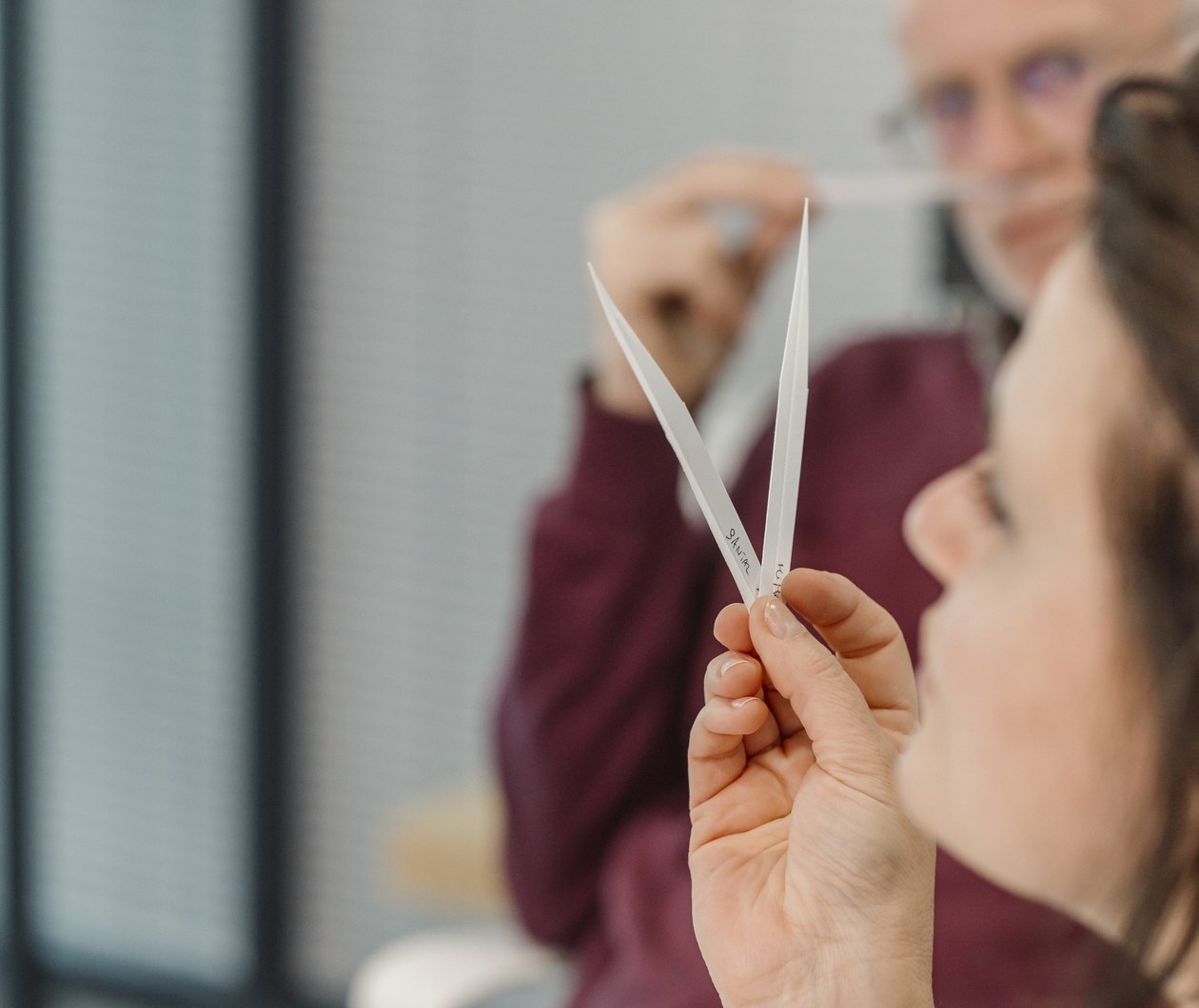 Évaluation olfactive sur mouillettes d'un parfum de marque avec un parfumeur PERFUM