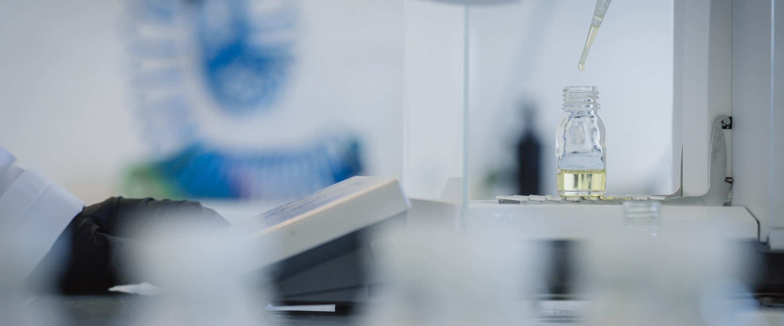 Formulation d'un parfum de marque à la pipette au laboratoire PERFUM