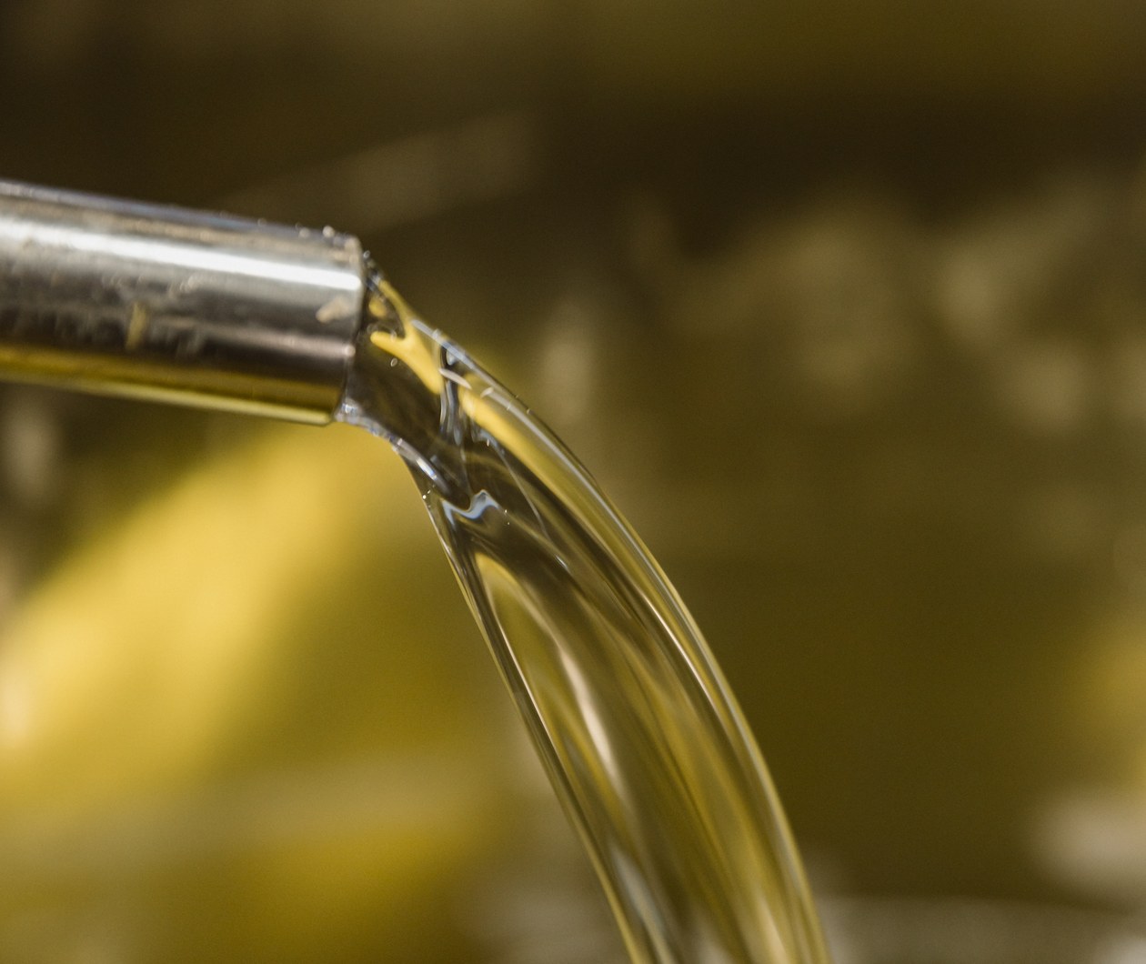 Matière première naturelle versée lors de la fabrication d'un parfum PERFUM à Grasse