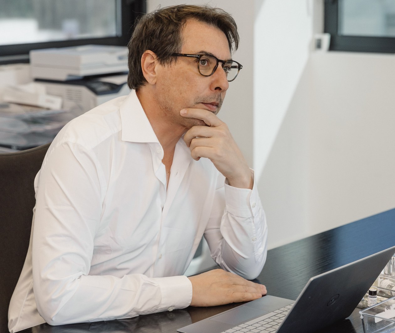 Parfumeur créateur PERFUM à son bureau, studio de création de parfums de marque à Grasse